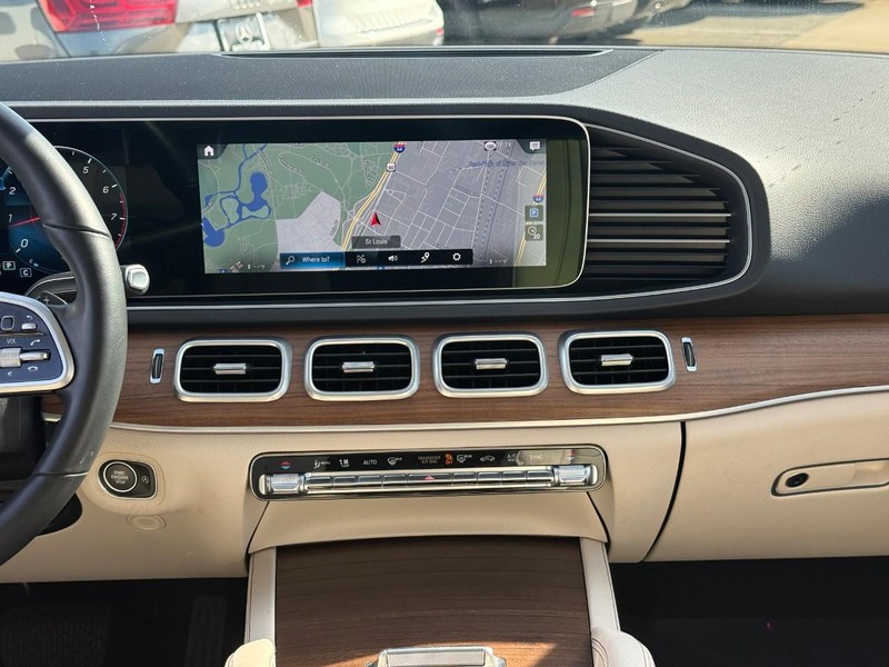 Mercedes-Benz GLE Vehicle Full-screen Gallery Image 15