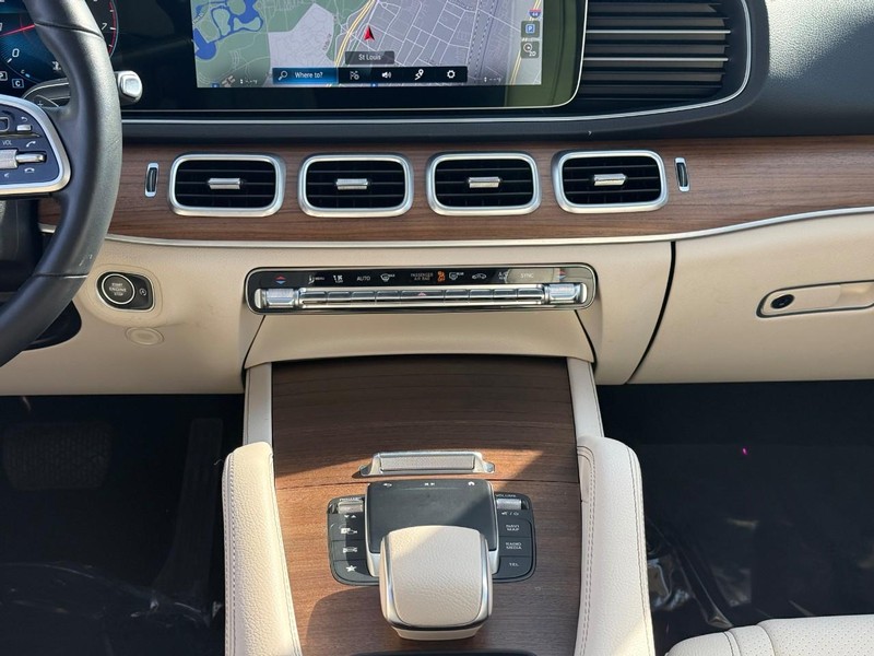 Mercedes-Benz GLE Vehicle Full-screen Gallery Image 16