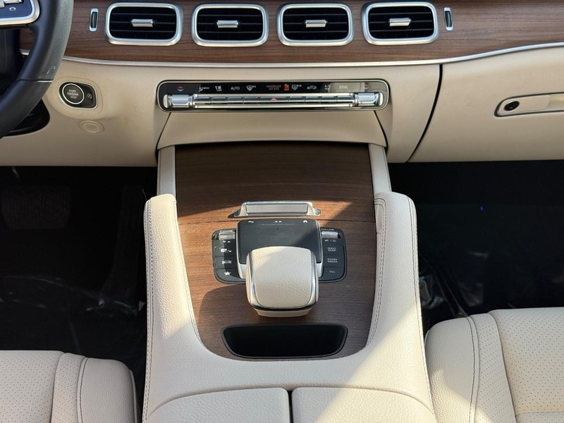 Mercedes-Benz GLE Vehicle Full-screen Gallery Image 17