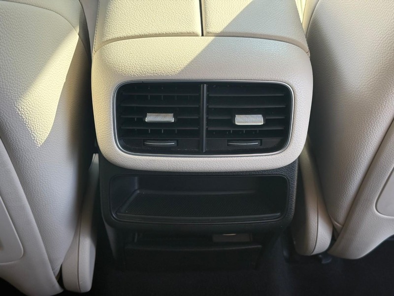 Mercedes-Benz GLE Vehicle Full-screen Gallery Image 18