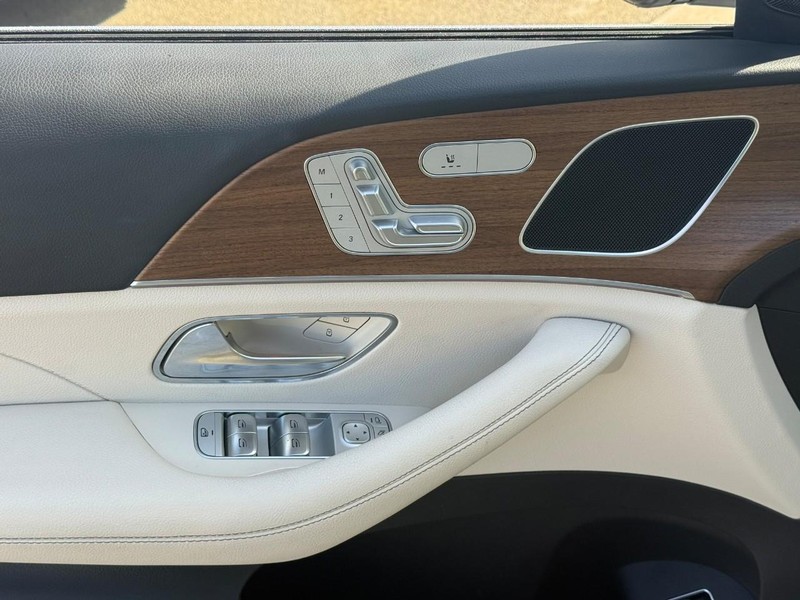 Mercedes-Benz GLE Vehicle Full-screen Gallery Image 19