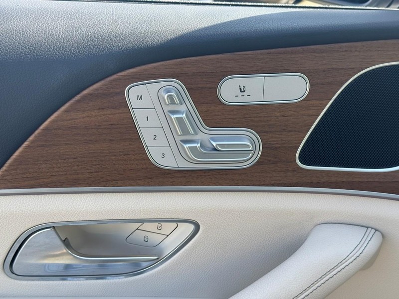 Mercedes-Benz GLE Vehicle Full-screen Gallery Image 20