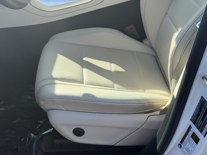 Mercedes-Benz GLE Vehicle Full-screen Gallery Image 21