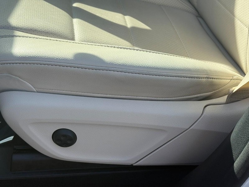 Mercedes-Benz GLE Vehicle Full-screen Gallery Image 22