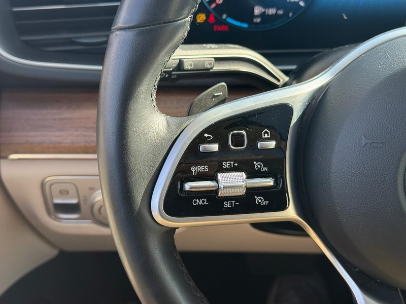 Mercedes-Benz GLE Vehicle Full-screen Gallery Image 23