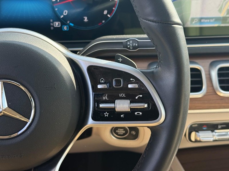 Mercedes-Benz GLE Vehicle Full-screen Gallery Image 24