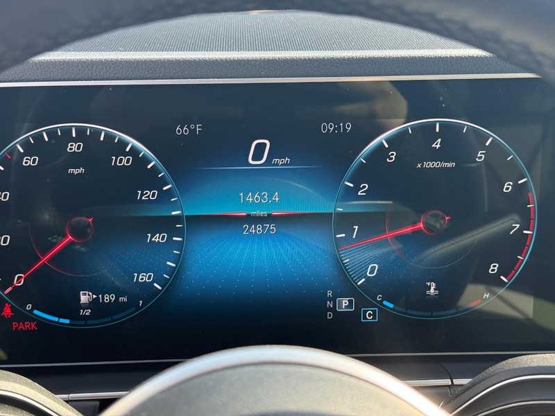 Mercedes-Benz GLE Vehicle Full-screen Gallery Image 25