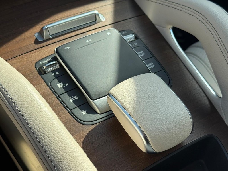 Mercedes-Benz GLE Vehicle Full-screen Gallery Image 26