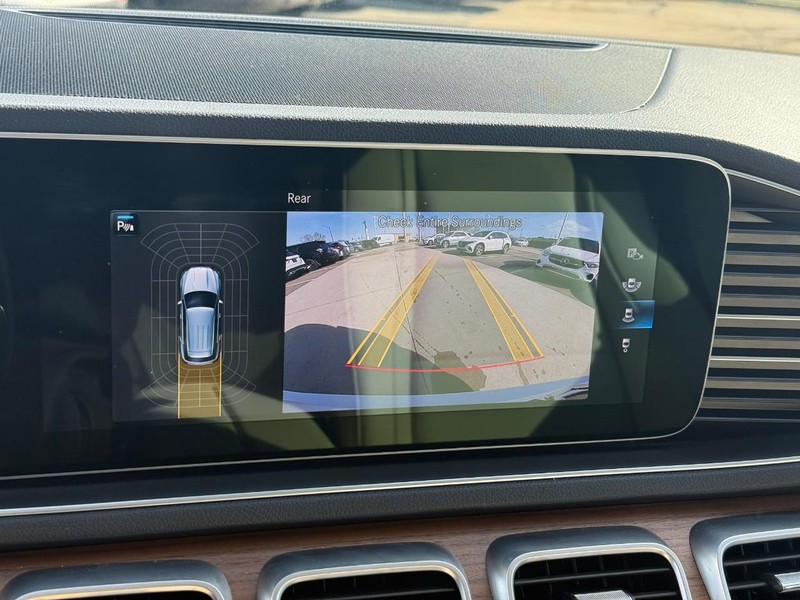 Mercedes-Benz GLE Vehicle Full-screen Gallery Image 27