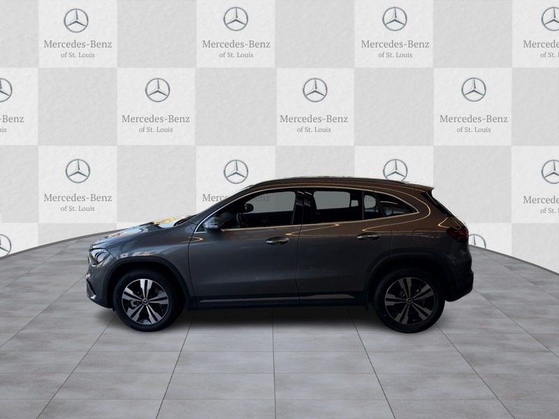 Mercedes-Benz GLA Vehicle Full-screen Gallery Image 2