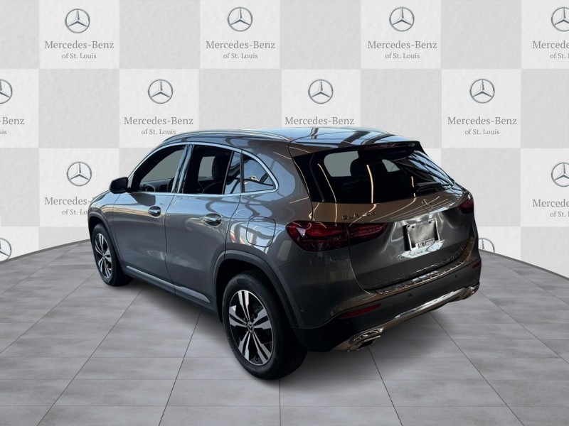 Mercedes-Benz GLA Vehicle Full-screen Gallery Image 3