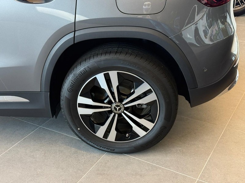 Mercedes-Benz GLA Vehicle Full-screen Gallery Image 4