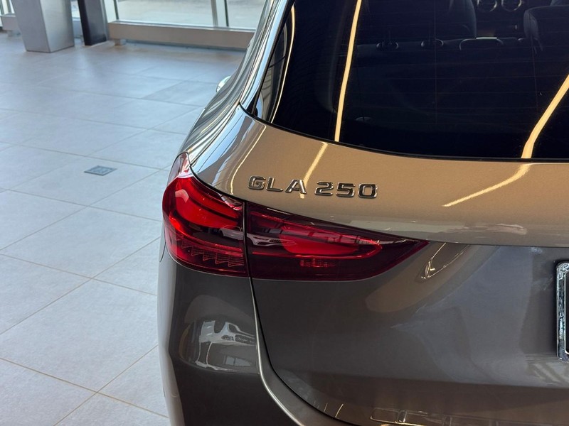 Mercedes-Benz GLA Vehicle Full-screen Gallery Image 5