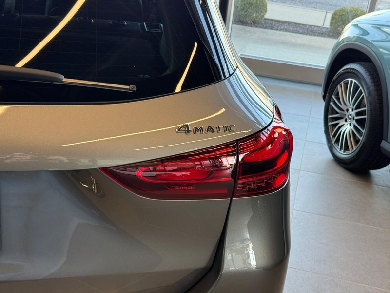 Mercedes-Benz GLA Vehicle Full-screen Gallery Image 6