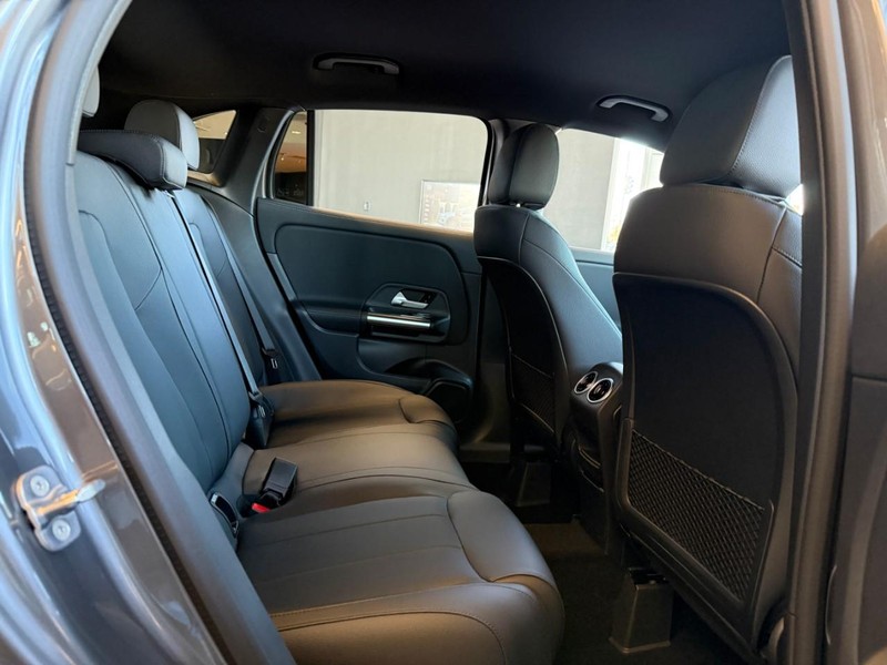 Mercedes-Benz GLA Vehicle Full-screen Gallery Image 7