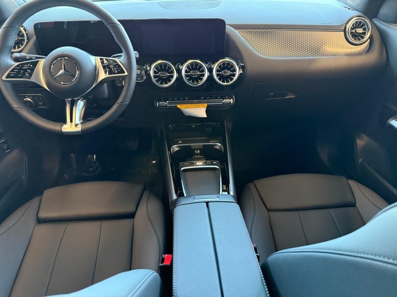 Mercedes-Benz GLA Vehicle Full-screen Gallery Image 8