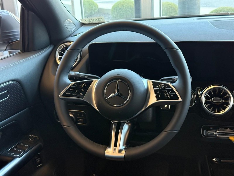 Mercedes-Benz GLA Vehicle Full-screen Gallery Image 9