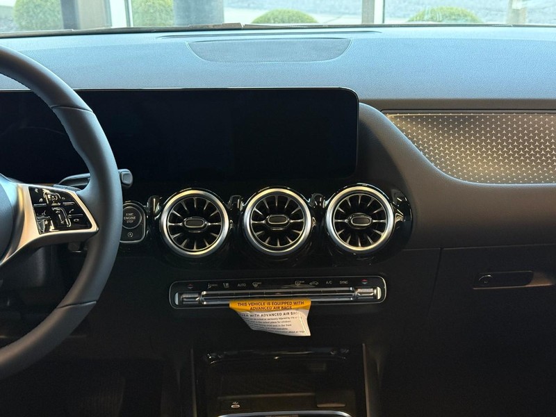 Mercedes-Benz GLA Vehicle Full-screen Gallery Image 10