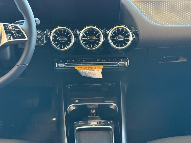 Mercedes-Benz GLA Vehicle Full-screen Gallery Image 11