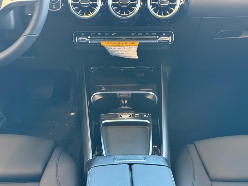 Mercedes-Benz GLA Vehicle Full-screen Gallery Image 12