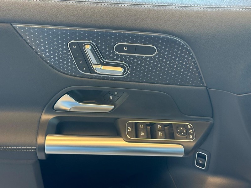 Mercedes-Benz GLA Vehicle Full-screen Gallery Image 13