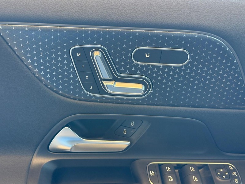 Mercedes-Benz GLA Vehicle Full-screen Gallery Image 14