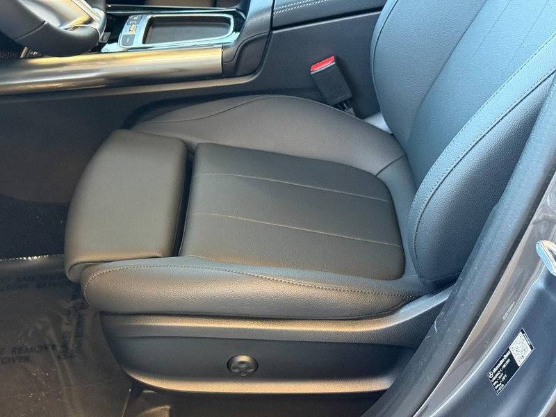 Mercedes-Benz GLA Vehicle Full-screen Gallery Image 15