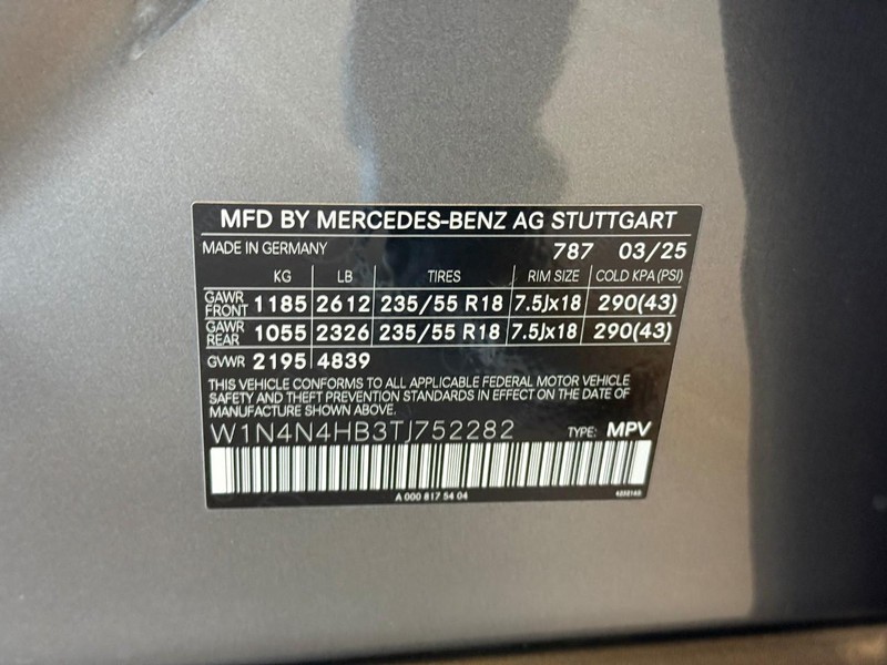 Mercedes-Benz GLA Vehicle Full-screen Gallery Image 16