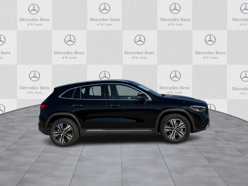 Mercedes-Benz GLA Vehicle Full-screen Gallery Image 2