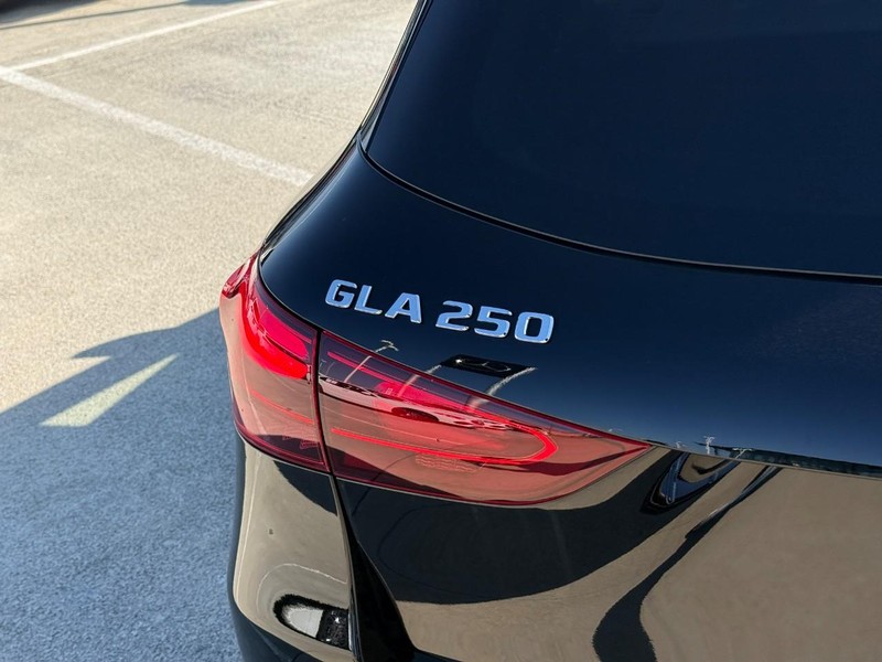 Mercedes-Benz GLA Vehicle Full-screen Gallery Image 4