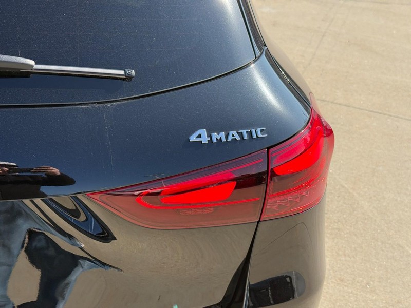 Mercedes-Benz GLA Vehicle Full-screen Gallery Image 5