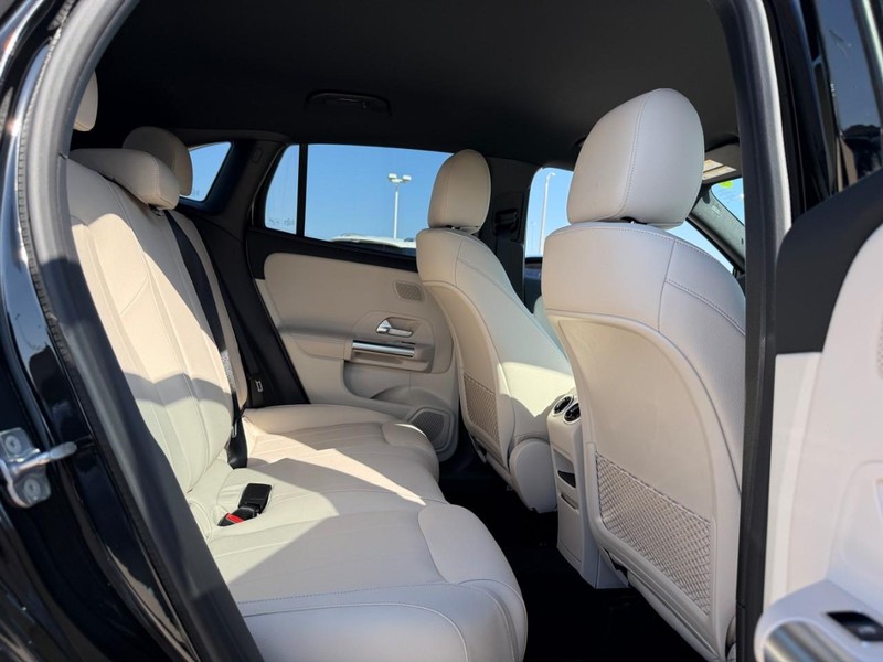 Mercedes-Benz GLA Vehicle Full-screen Gallery Image 6