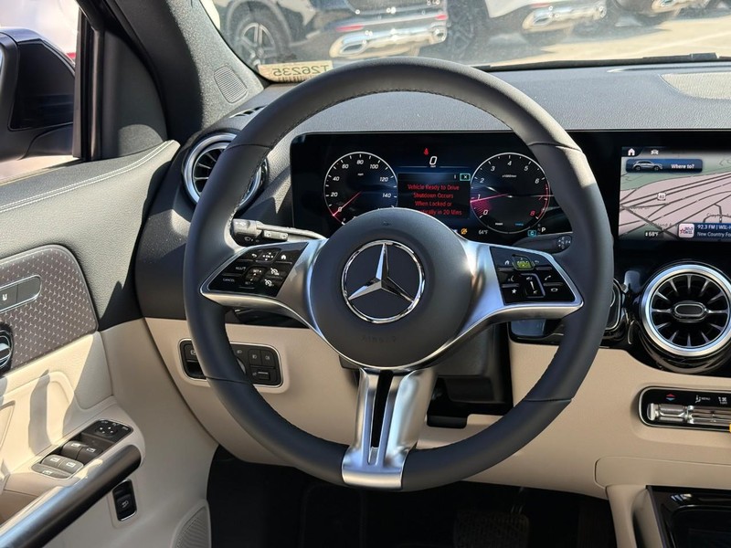 Mercedes-Benz GLA Vehicle Full-screen Gallery Image 8