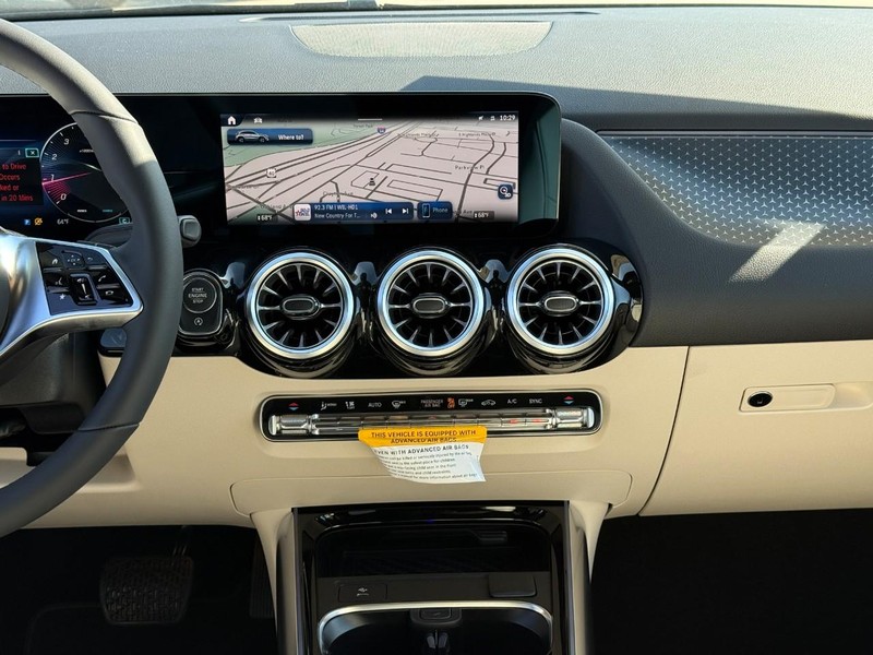 Mercedes-Benz GLA Vehicle Full-screen Gallery Image 9
