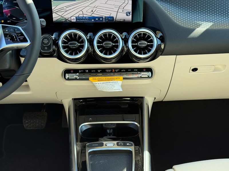 Mercedes-Benz GLA Vehicle Full-screen Gallery Image 10