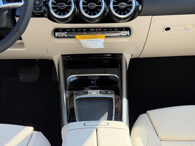 Mercedes-Benz GLA Vehicle Full-screen Gallery Image 11