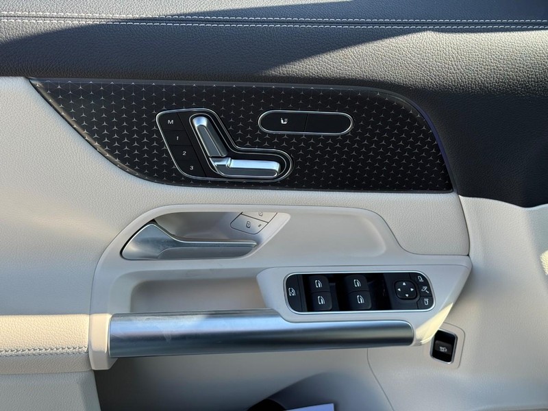 Mercedes-Benz GLA Vehicle Full-screen Gallery Image 12