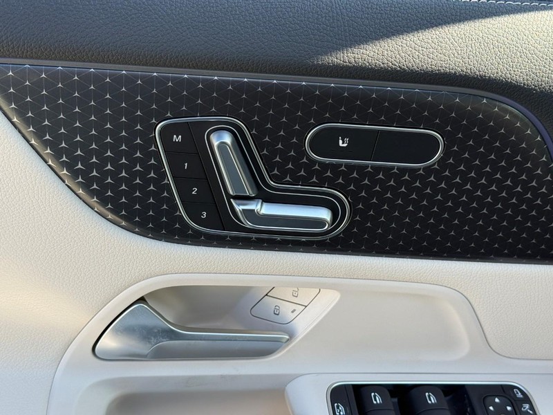 Mercedes-Benz GLA Vehicle Full-screen Gallery Image 13