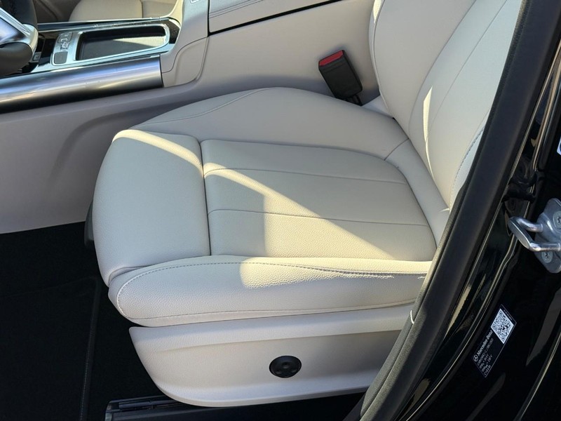 Mercedes-Benz GLA Vehicle Full-screen Gallery Image 14