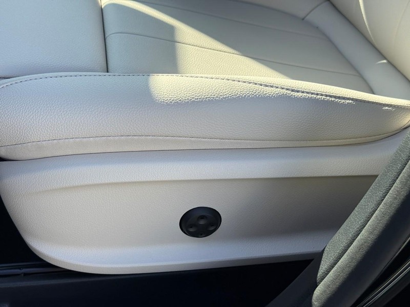 Mercedes-Benz GLA Vehicle Full-screen Gallery Image 15