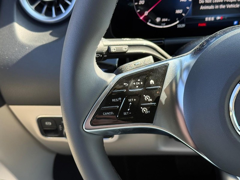 Mercedes-Benz GLA Vehicle Full-screen Gallery Image 16