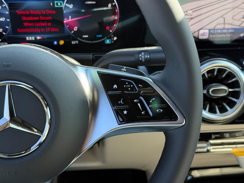 Mercedes-Benz GLA Vehicle Full-screen Gallery Image 17