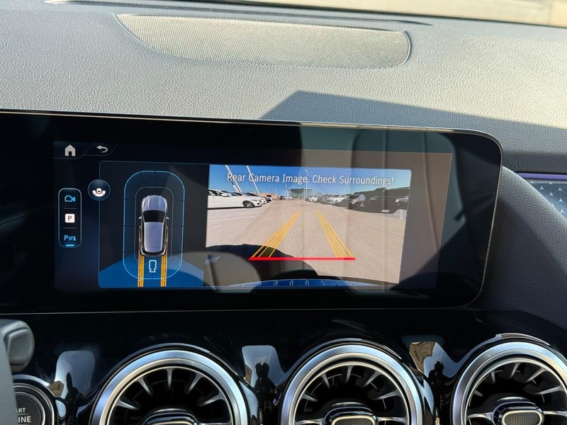 Mercedes-Benz GLA Vehicle Full-screen Gallery Image 18