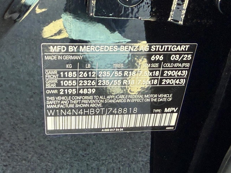 Mercedes-Benz GLA Vehicle Full-screen Gallery Image 19