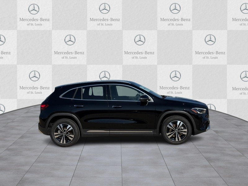 Mercedes-Benz GLA Vehicle Full-screen Gallery Image 2