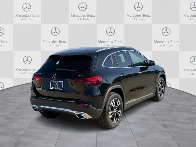 Mercedes-Benz GLA Vehicle Full-screen Gallery Image 3