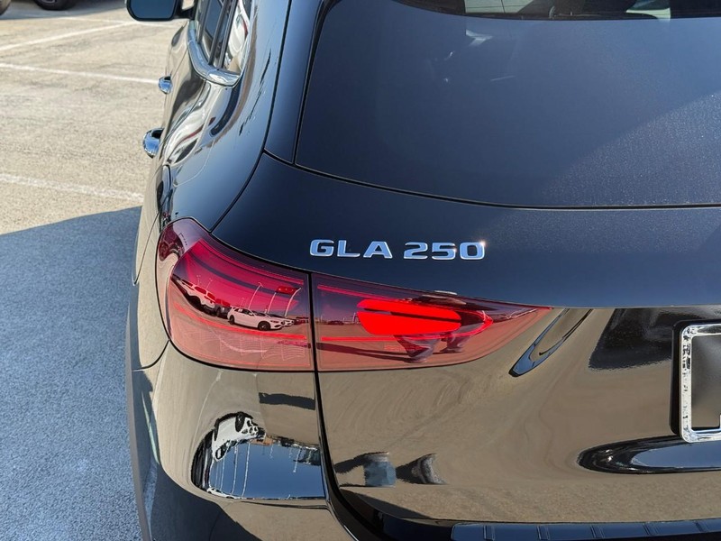 Mercedes-Benz GLA Vehicle Full-screen Gallery Image 4