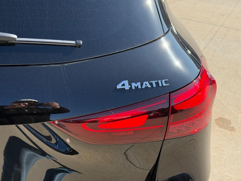 Mercedes-Benz GLA Vehicle Full-screen Gallery Image 5