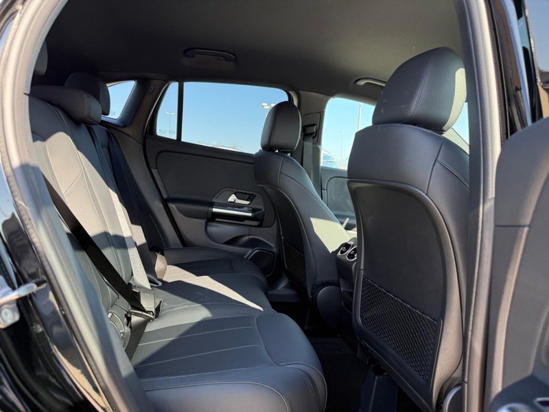 Mercedes-Benz GLA Vehicle Full-screen Gallery Image 7