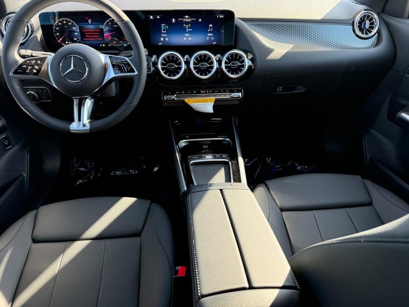 Mercedes-Benz GLA Vehicle Full-screen Gallery Image 8